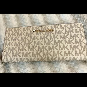 MK NWOT CREDIT CARD WALLET